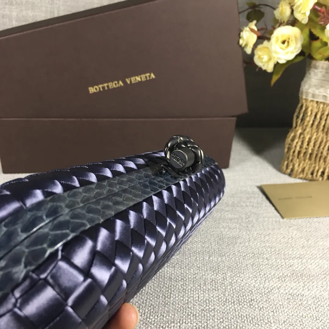 8651 Large Classic Dinner Bag ~~~Snake leather with ribbon ~~~Dense and slippery, not easy to fluff, can hold iPhones of all sizes! Size: 25cm*9.5cm*4cm